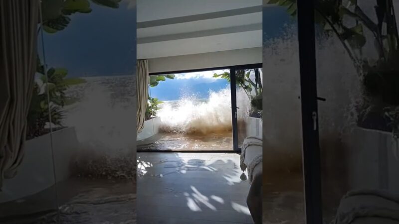 ホテルの大きな窓を波が襲った！！