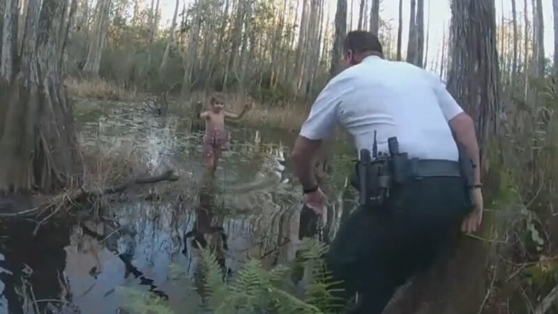警官が迷子の自閉症の5歳女児を沼で救出できた！！