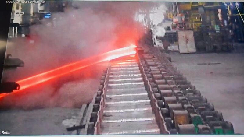 鉄鋼工場でラインから真っ赤っかになった鉄骨が外れちゃう。