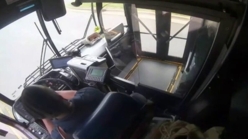 アメリカこえぇ！！バスの運転手と乗客の銃撃戦がコチラ！
