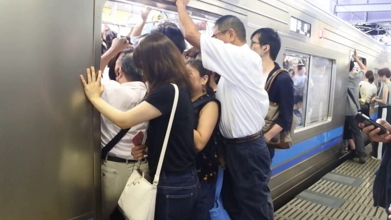 東京の通勤ラッシュがヤバすぎると海外で話題に。