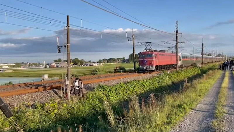 撮り鉄の子供達が走行中の電車を停車させてしまって逃亡！！