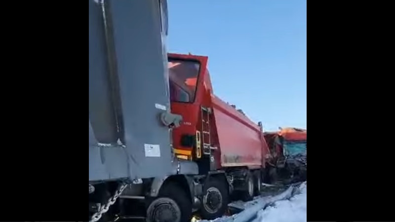 ロシアでも大雪が降れば何台も追突事故を起こすようだ。