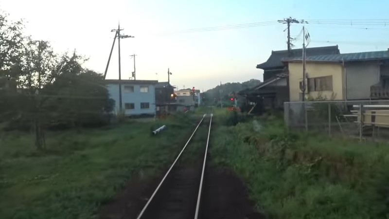 撮り鉄が線路の上で撮影していたので電車が緊急停車。