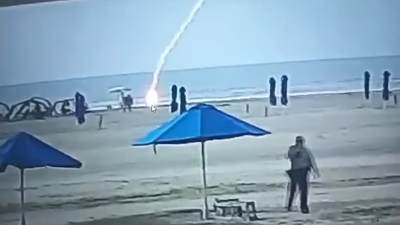 コロンビアの海岸で落雷があった女性が撮影された。