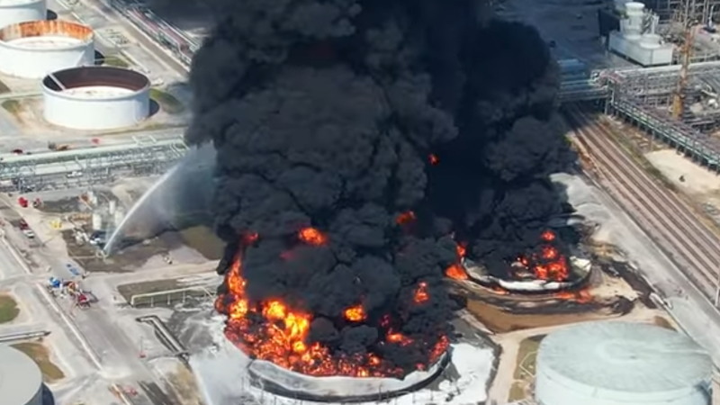 製油所で起きた大規模な火災を捉えた飛行の映像。