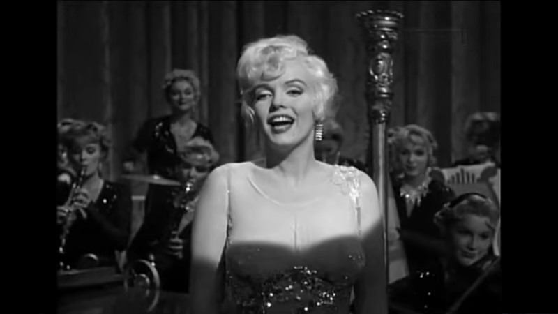 伝説の美女「マリリン・モンロー(Marilyn Monroe)」がセクシーに歌っている。