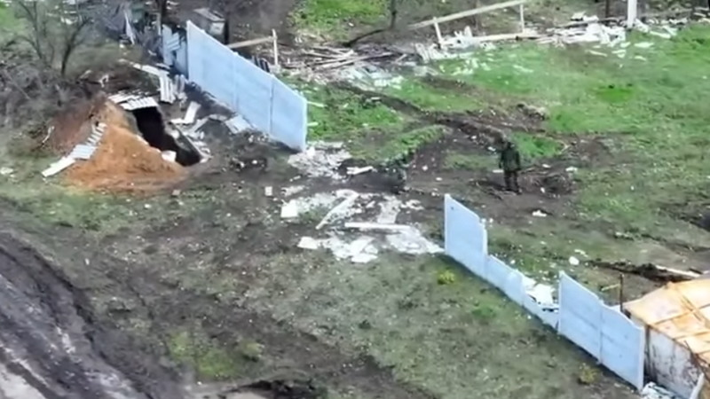 ウクライナの無人機がロシア兵に爆弾を投下している瞬間です。