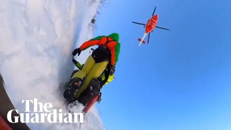 アルプス山脈のイタリア側にある氷の峡谷で立ち往生した登山家がヘリコプターで救出されました。