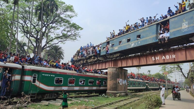 インドの電車はあまりにも人が乗りすぎじゃない？