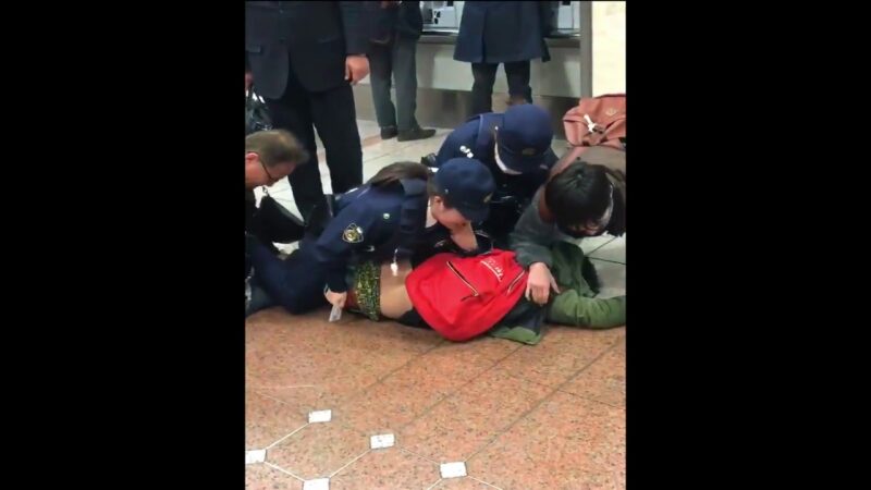 名古屋駅で男性が婦警に取り押さえられて逮捕される一部始終の映像。