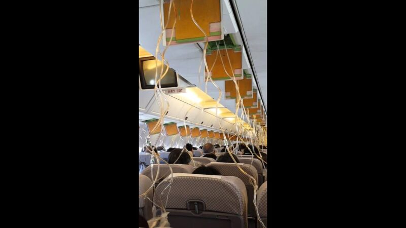 JAL機に乗っていたら緊急降下のアナウンスが怖すぎです。