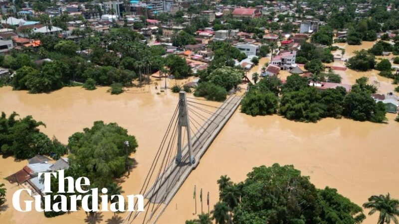 南米で大雨が降った為にだ大洪水が都市を水没させる！！