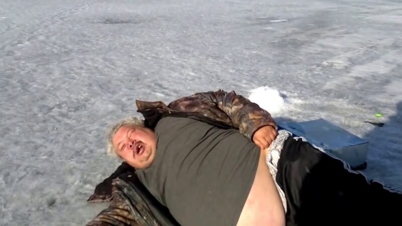 太ったおじさんが氷の上で倒れている・・ん？