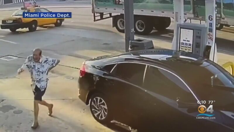 ガソリンスタンドで給油中の男性が2回刺される。