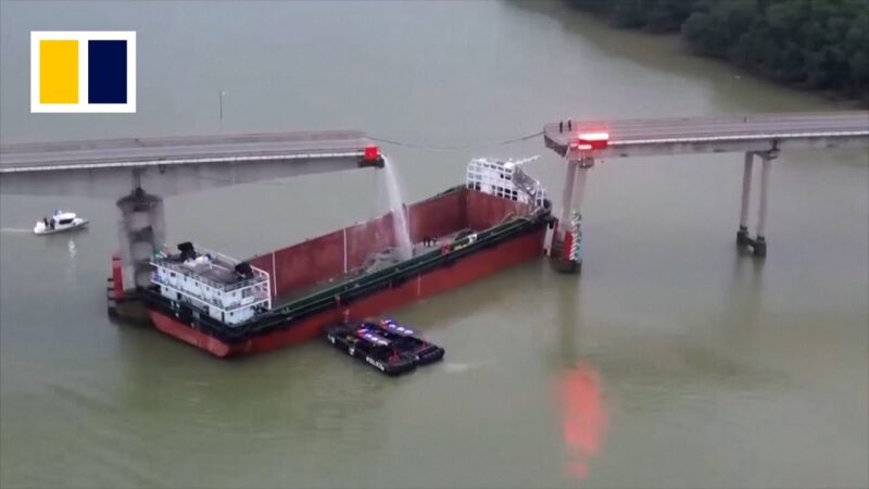 貨物船が橋に衝突してしまい2人死亡3人が行方不明になったようです。