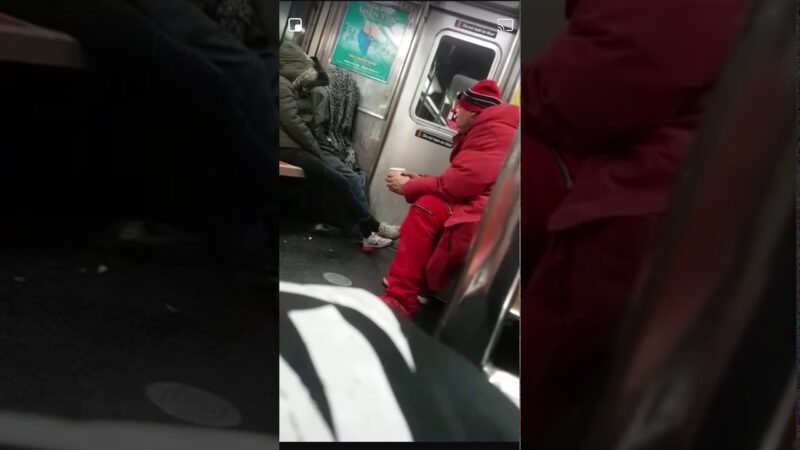 ニューヨークの地下鉄車内で寝ている少女を誘拐しようとする年配の男性。