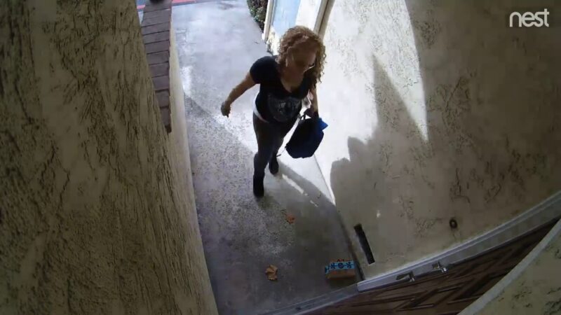 置き配泥棒の女性が監視カメラに撮影される。