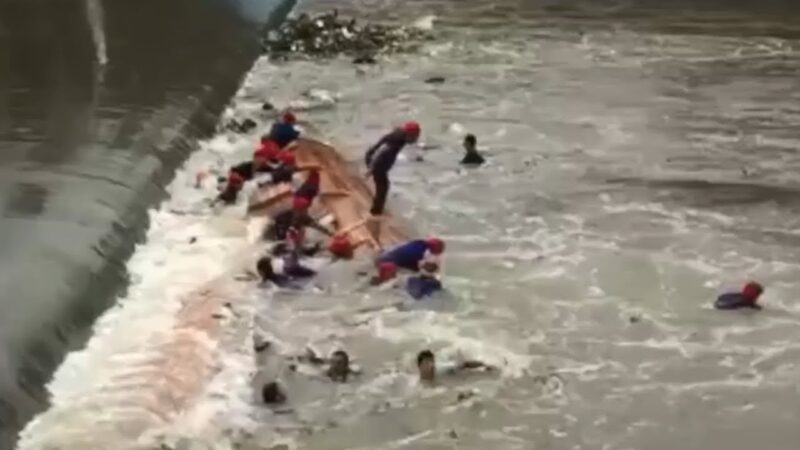 中国で起きたボートレース事故で11人死亡して6人が行方不明になった。.