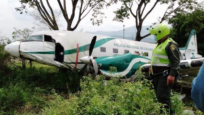 コロンビア警察の飛行機が空港に墜落した恐ろしい瞬間です！