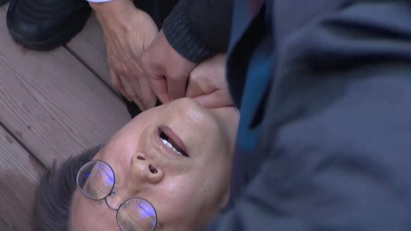 韓国の野党指導者が暴漢に首を刺される。