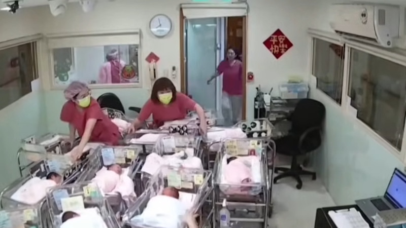 地震で赤ちゃんたちを抑えている尊敬すべき看護婦さん達です。