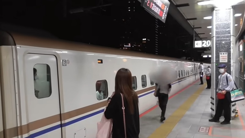 東京駅で買い物をしていて新幹線に乗り遅れたお客さんが笑うｗｗｗ
