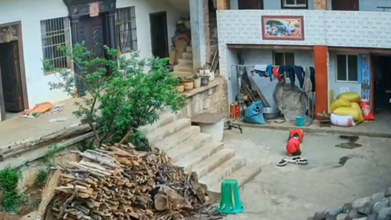 マグニチュード4.9の地震で雲南省が揺れて落石で車が破壊！！