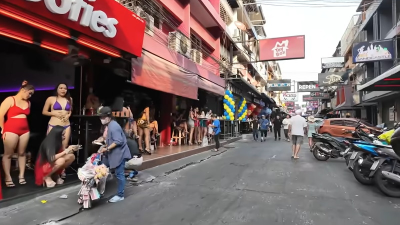 妖艶すぎる街タイのパタヤをご覧下さい。