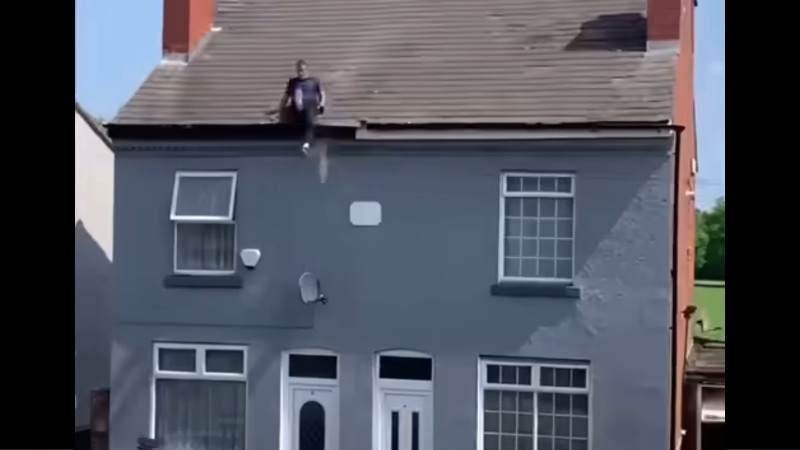 警察から逃げている男性が住宅の屋根から落ちてしまう。