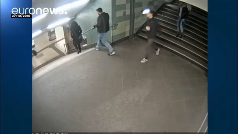 ドイツの地下鉄で階段の上から少女を突き飛ばした映像がヤバい！