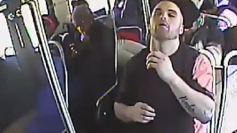 公共のバスの車内でヘロインを摂取している男性がヤバい！！