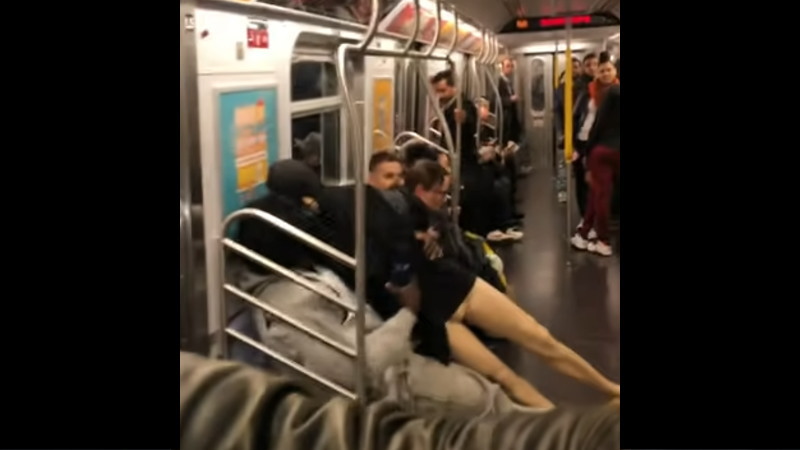 こんな奴のいるニューヨークの地下鉄やばい！