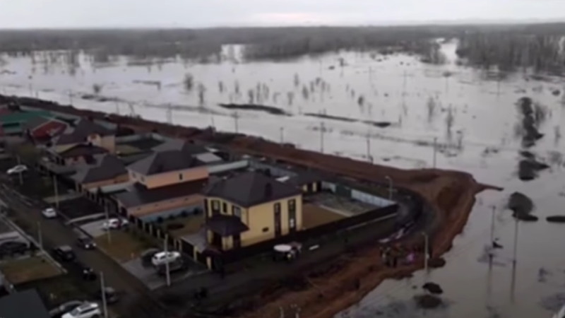 ロシアで過去最悪規模の洪水が起きたが村人は避難指示無視して自分たちで堤防築く！