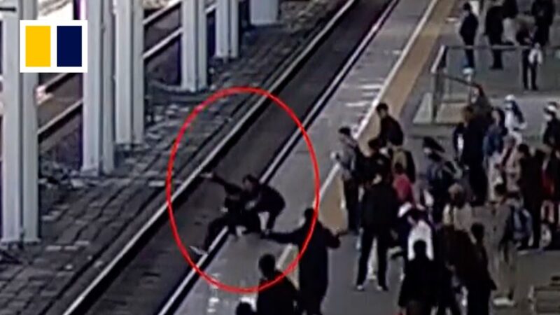 線路に飛び降りようとする男性を鉄道員がムリヤリ制止する！
