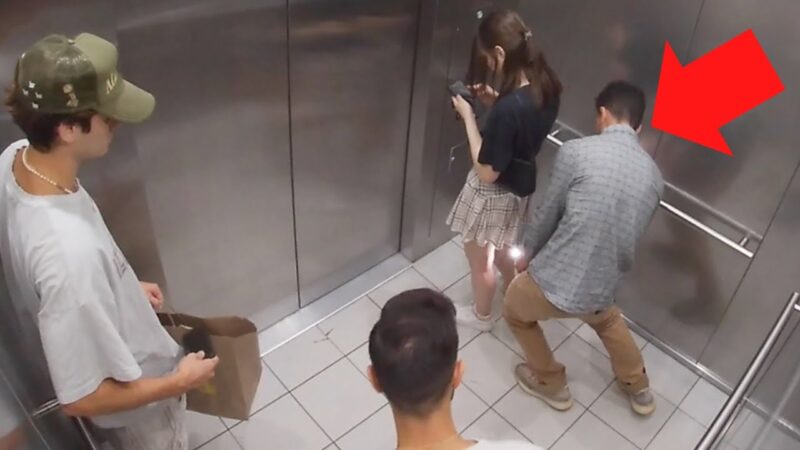エレベーターの中で女の子のスカートを盗撮する男（社会実験）
