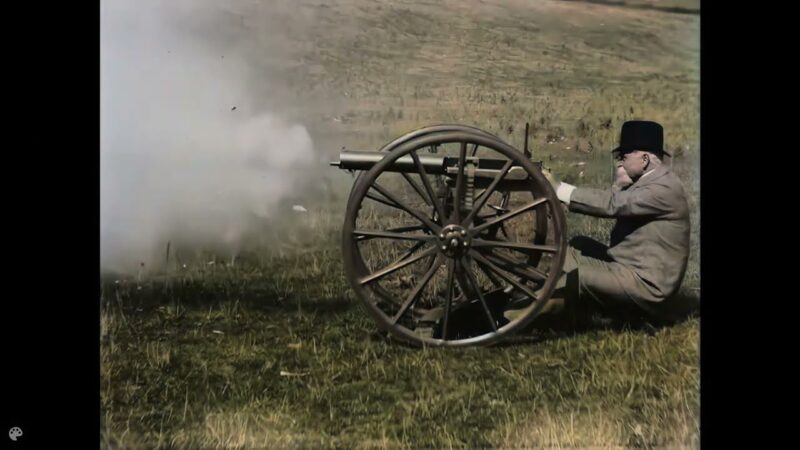 1897年に機関銃のテストするハイラム マキシム卿
