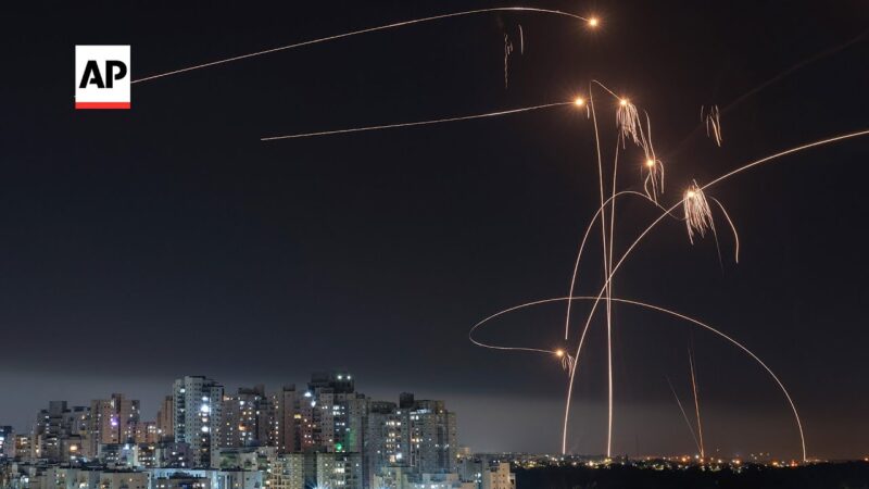 イスラエルがガザ地区から発射されたミサイルを迎撃してしまう瞬間。