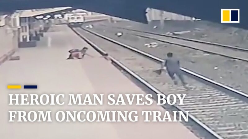 インドで線路に落ちた少年を救う男性。