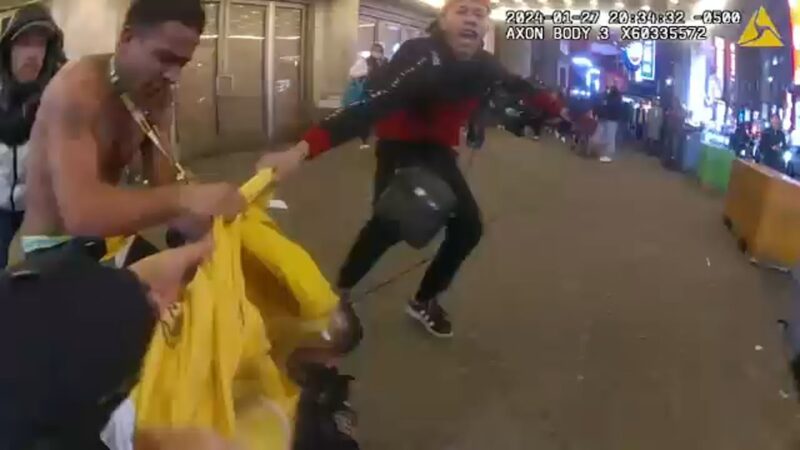 タイムズスクエアで警察官が若者のグループに襲撃された瞬間がヤバい！