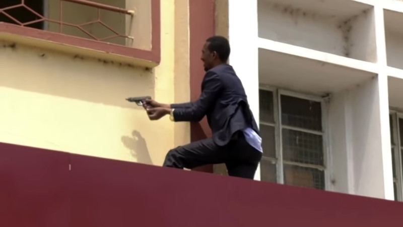 ケニアで警察と銀行強盗が銃で交戦中です。