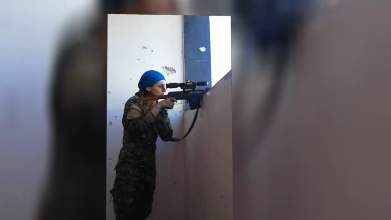 シリア人の女性狙撃兵が危うく頭を撃たれそうになるが笑い飛ばす。