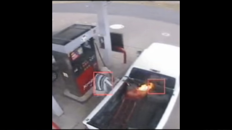 ガソリンスタンドでガソリン缶に給油中に爆発！
