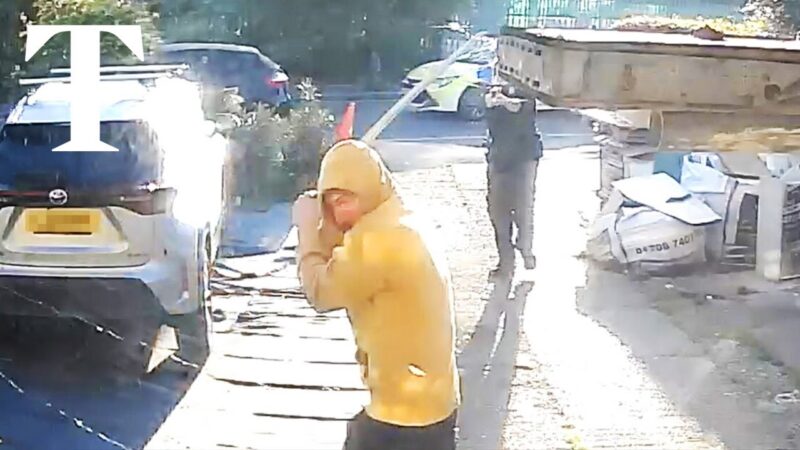 ロンドンで刃物を持った襲撃犯が警察にテーザー銃を撃ち込まれる！