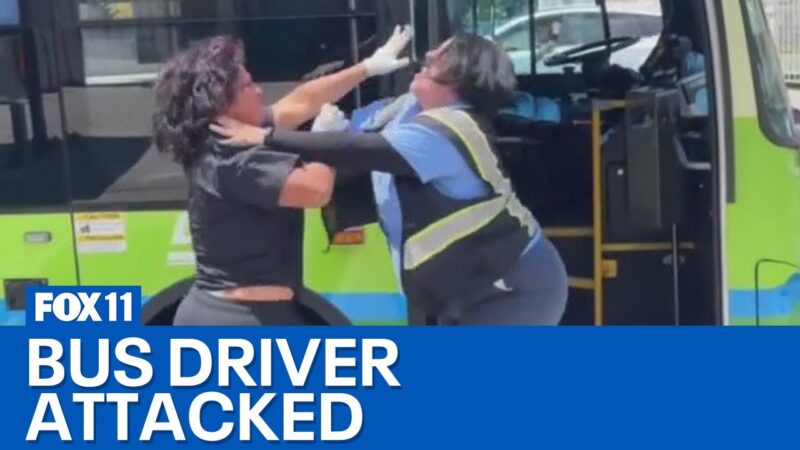 バスの女性運転手とバスの乗客と掴み合いの喧嘩が勃発！