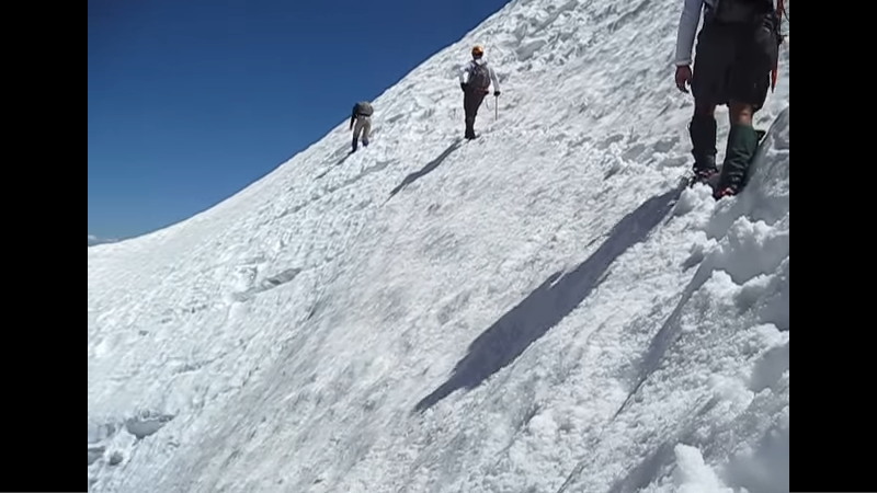 雪山で登山中に滑り落ちたけどピッケルを使って自力で助かる！！