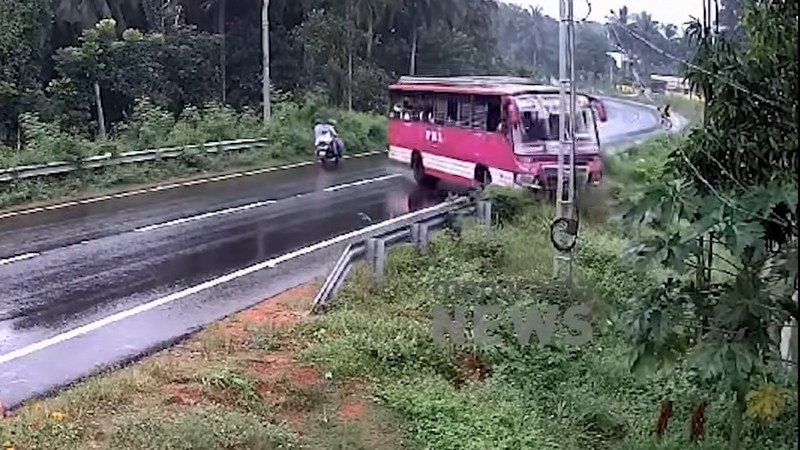 雨の日にスピードを出し過ぎたバスがギリギリ助かる。