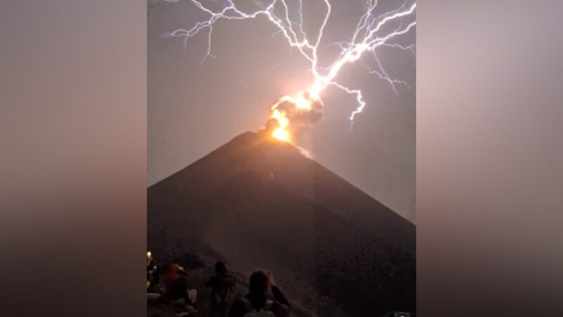 グアテマラのフエゴ火山で噴火中に落雷した珍しい映像です。