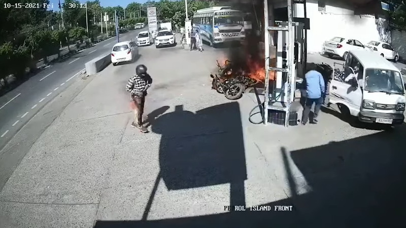 ガソリンスタンドで給油中のバイクが炎上してしまいました。