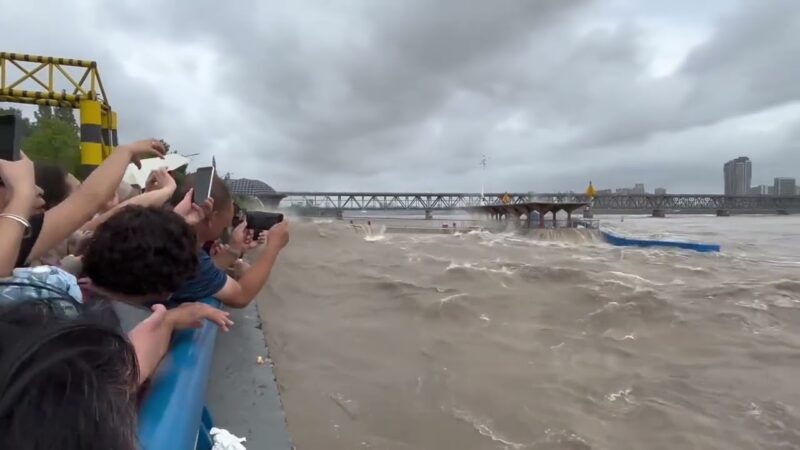 台風の銭塘江を見物していた客がエライ事になる！！